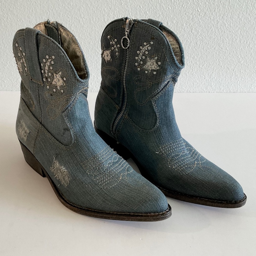 ZIGI SOHO She’s The Boss Western Blue Denim Distressed Pointed Toe Boots Size 6